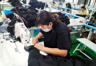 利辛縣永興鎮團力富服飾公司工人正在縫制服裝。利辛縣永興鎮供圖